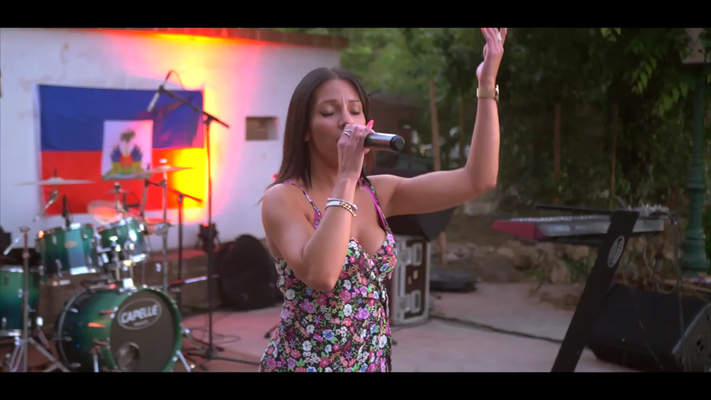 Kayla, magnifique artiste latina sur la scène artistique du Pavillon Rouge pour Vens Corp Musicque 