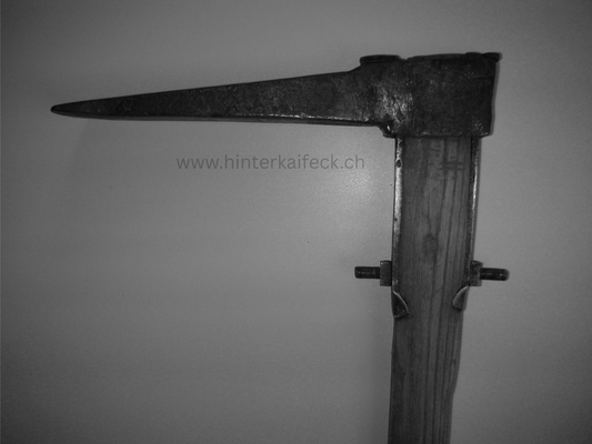 Originalgetreuer Nachbau der Reuthaue, seitliche Ansicht