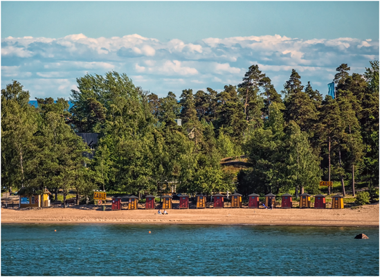Pihlajasaari Recreational Park mit bunten Badehäuschen.