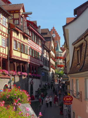 Die Steigstraße mit ihren Fachwerkbauten führt vom See hoch in Richtung Marktplatz und Obertor