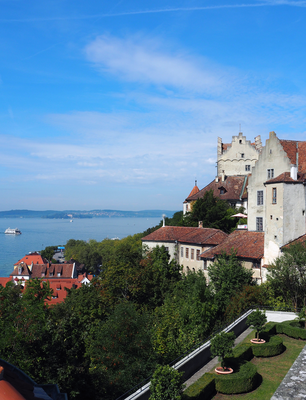 Die Meersburg gilt als älteste bewohnte Burg Deutschlands. Links im Hintergrund erkennt man die Fährverbindung nach Konstanz sowie die Insel Mainau.