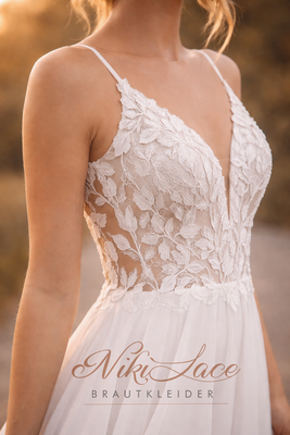 Elegantes Brautkleid von Niki Lace mit Spitzenoberteil – ideal fürs Standesamt