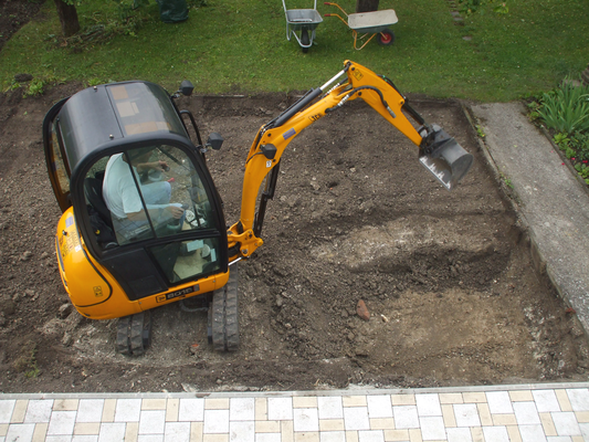 Ausheben des Koibeckens beginnt.