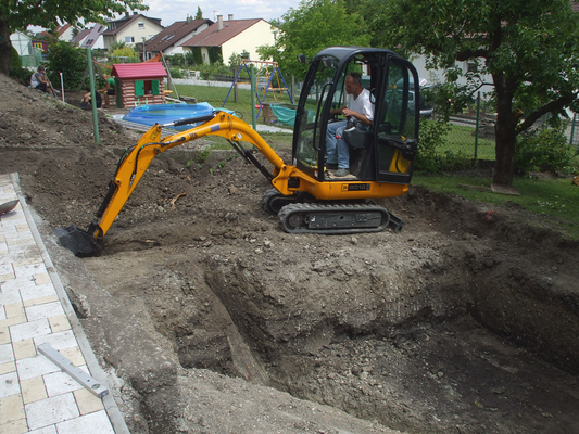 Der Schacht für die Technik wird ausgehoben.