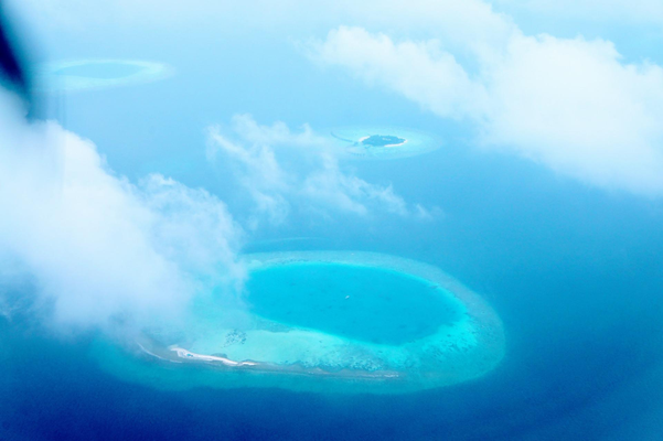 Inseln der Malediven aus der Luft - Erlebe Deinen exklusiven Urlaub auf den Malediven! In Deiner Reiserei, Reisebüro in Berlin Brandenburg