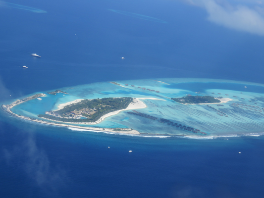 Inseln der Malediven aus der Luft - Erlebe Deinen exklusiven Urlaub auf den Malediven! In Deiner Reiserei, Reisebüro in Berlin Brandenburg