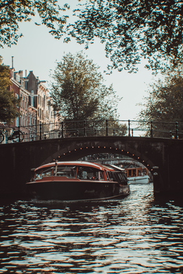 Boot auf einem Kanal - Erlebe Deinen exklusiven Urlaub in den Niederlanden! In Deiner Reiserei, Reisebüro in Berlin Brandenburg