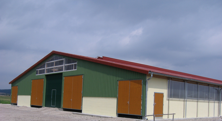 Eine große Halle mit grüner und gelber Farbe und braunen Türen und Toren