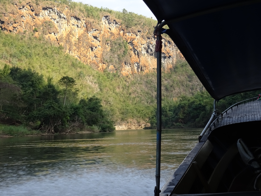 Fahrt auf River Kwai mit Longboat