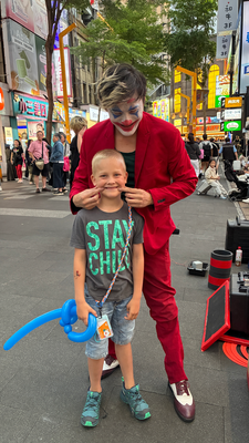 Assistent vom Strassenkünstler