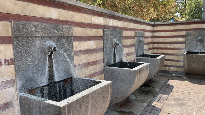 Brunnen mit Trinkwasser aus warmen Quellen