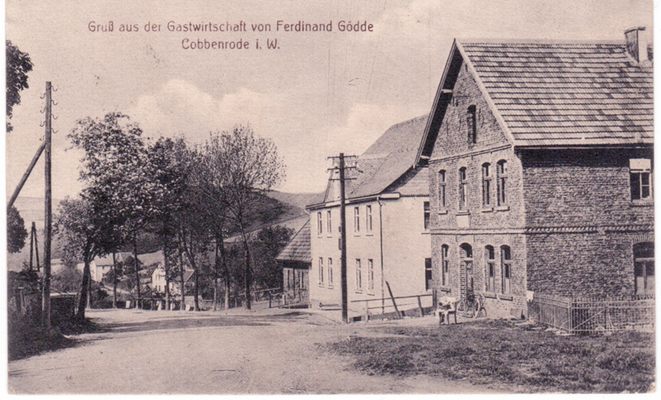 Foto um 1920: Cobbenrode, Minden-Koblenzer-Chaussee, Blick vom Haus Vogelheim auf die Gastwirtschaft Ferdinand Gödde, später: Hennemann