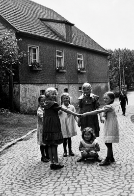 Spielende Kinder auf dem Kopfsteinpflaster