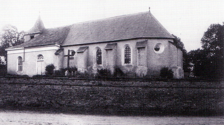 Foto 1897: Die alte Pfarrkirche, rechter Teil 1707 u. linker mit Turm 1837 gebaut, abgebrochen 1931 und Neubau