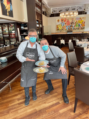 Der humorvolle Service, Piero und Roberto. The humorous service, Piero and Roberto. Il servizio umoristico, Piero e Roberto.