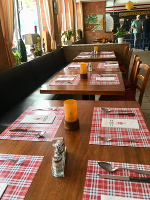 Ein Tisch für 12 Personen, kein Problem. A table for 12 people, no problem.