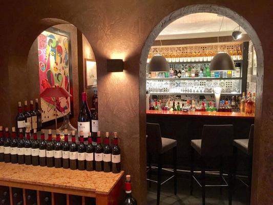 Die kleine Bar. The little bar. Il piccolo bar.