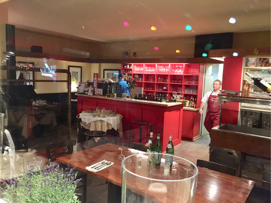 Der rote Tresenbereich , The red counter area , L'area rossa del bancone
