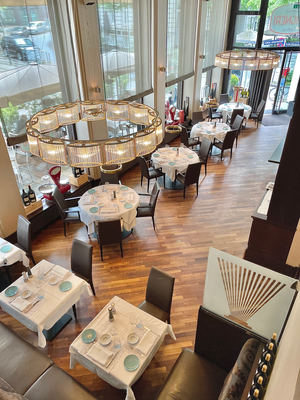 Blick von oben in den großen Speiseraum. View from above into the large dining room. Vista dall'alto nella grande sala da pranzo.