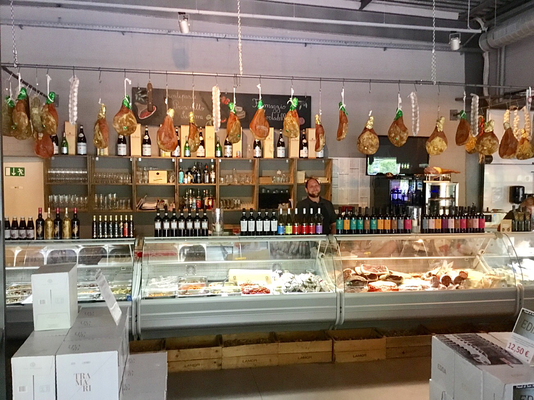 Die frische Theke mit Marcel. The fresh bar with Marcel.