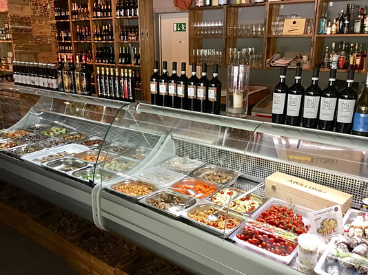 Zur Antipasti vielleicht noch den richtigen Wein? Maybe the right wine to go with the antipasti?
