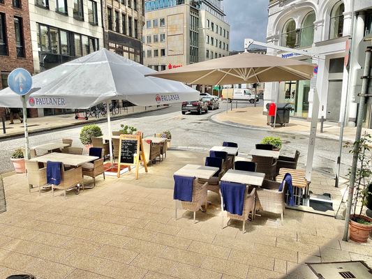 Die Terrasse mitten im Leben. The terrace in the middle of life. La terrazza nel mezzo della vita.
