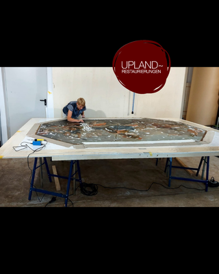 Bei der Kittung der Malschichtfehlstellen