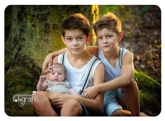 Familienfotos,Familienbilder,Geschwisterbilder,Zwickau,Chemnitz,Outdoorshooting,Familienfotograf,Lichtbildkuenstlerei,Fotografie,Babyshooting,Familienshooting