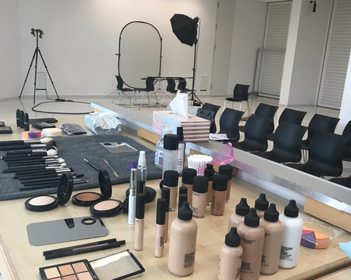 Mobile Make-up Artistin setzt Produkte für Foto- und Videoproduktionen ins perfekte Licht
