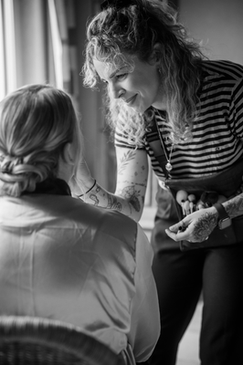 Make-up Artistin Lena Jani schminkt Braut in Münster