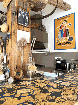 Collage et peinture sur comptoir en bois, réalisés pour le Jas de Péguier à Châteauneuf-Val-Saint-Donat.