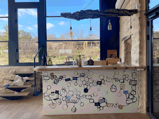 Collage et peinture sur comptoir en bois, réalisés pour le Jas de Péguier à Châteauneuf-Val-Saint-Donat.