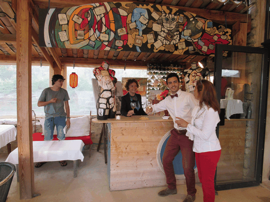 Collage et peinture sur comptoir en bois, réalisés pour le Jas de Péguier à Châteauneuf-Val-Saint-Donat.