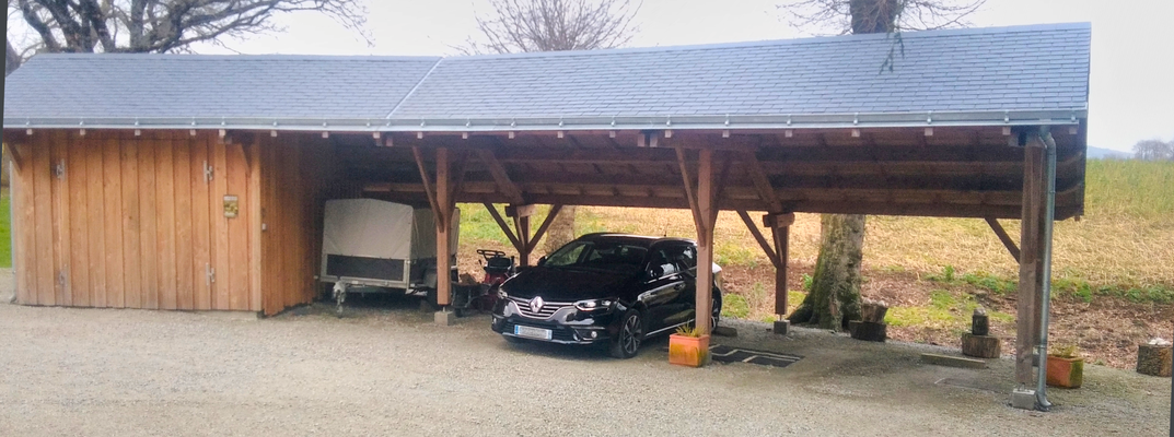 Carport et atelier intégré.