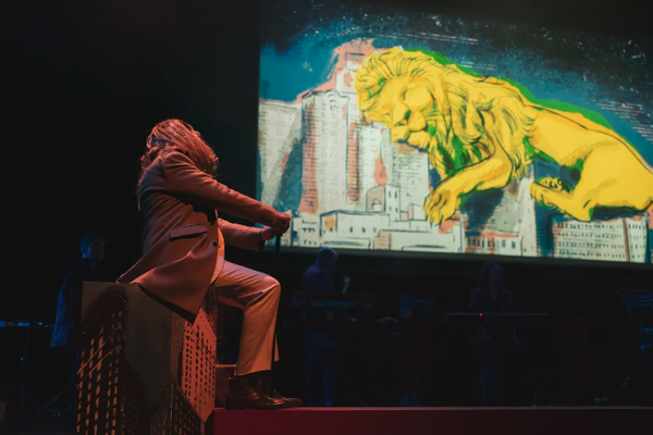 Photo de la scénographie du BD Concert: L'Homme à la tête de lion.