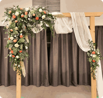 Ros Arum_mariage tons blanc et corail_arche de cérémonie_fleuriste mariage rumilly