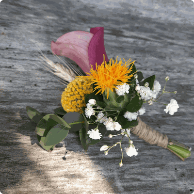 Ros Arum_mariage coloré_boutonnière marié_fleuriste mariage Rumilly