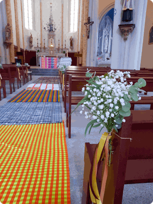 Ros Arum_mariage coloré_bouquets bancs église_fleuriste mariage Rumilly