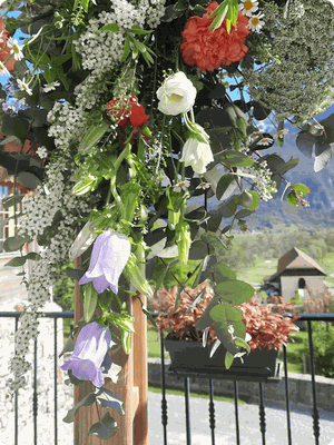 Ros Arum_mariage champêtre printemps coloré_détails arche_fleuriste mariage rumilly