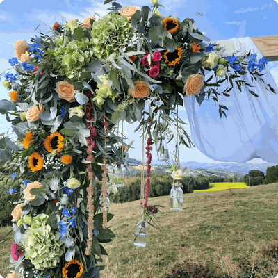 Ros Arum_mariage coloré_arche de cérémonie_fleuriste mariage Rumilly