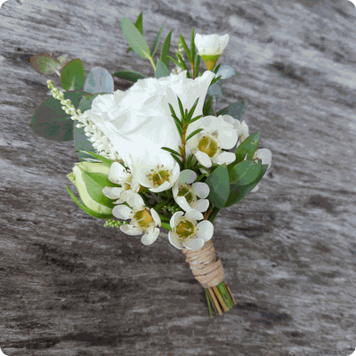 Ros Arum_mariage tons blanc et corail_boutonnière marié_fleuriste mariage rumilly