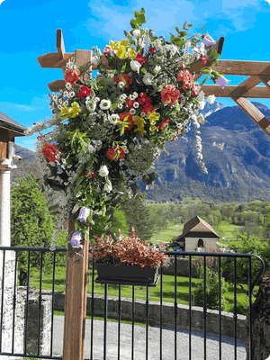 Ros Arum_mariage champêtre printemps coloré_arche cérémonie_fleuriste mariage rumilly