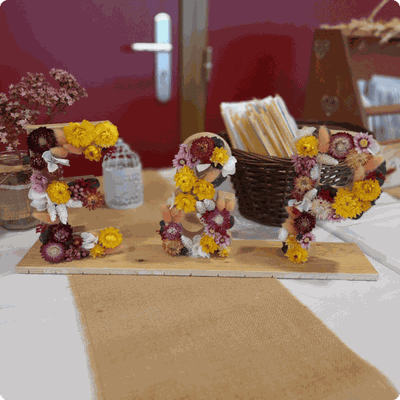Ros Arum_mariage coloré_initiales mariés fleurs séchées_fleuriste mariage Rumilly