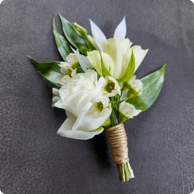 Ros Arum_boutonnière fiancé_fleurs blanches_fleuriste mariage_rumilly