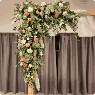 Ros Arum_mariage tons blanc et corail_arche de cérémonie_détails_fleuriste mariage rumilly