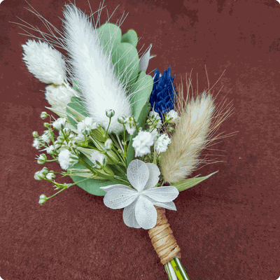 Ros Arum_mariage fleurs sechées tons blancs_boutonnière marié_fleuriste mariage rumilly