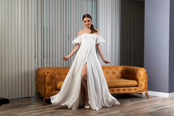 schlichtes Brautkleid mit Puffärmelchen und Schlitz vorne