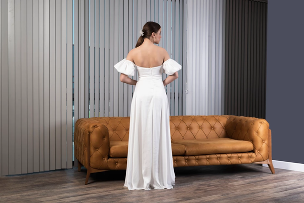 schlichtes Brautkleid mit Puffärmelchen und Schlitz hinten