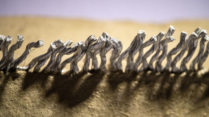 DOWN THE SPINE Detail 2024 Mischtechnik (Zement, Seil, Lack) 20 x 160 x 15 cm