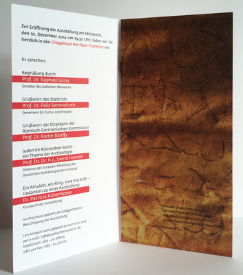 in der Innenansicht ergeben die zusammengeklappten Seiten fünf und sechs entweder einen Ausschnitt eines goldenen Amulettes mit Schriftzeichen oder .....